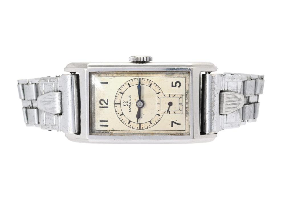 Watches

Omega

OMEGA, "Art Deco", men´s wristwatch, 19 x 28,5 (36) mm, Cal T17, Serial no. 8103455, Case no. 8955840, steel (Staybrite), manual winding, plastic crystal, small seconds hand, damaged dial, barrel shaped movement, fixed bar lugs, approx. 1934, metal bracelet not oirginal.
