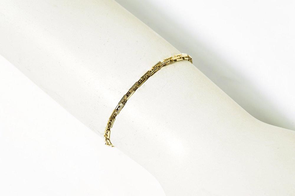 HERMES Paris made in France

Bracelet en or jaune figurant des "H". Longueur: 19cm. Pds: 6,3 grs environ