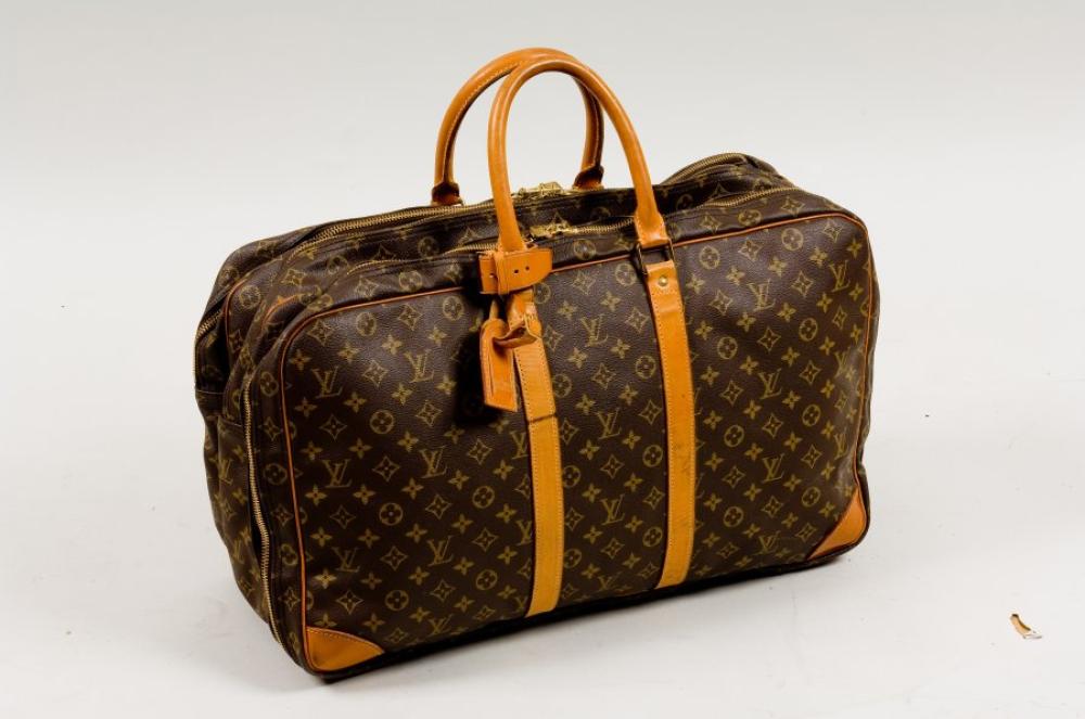 Louis VUITTON

Sac de voyage  "trois poches" en toile monogram et cuir naturel, fermetures éclair en laiton doré, double poignée, intérieur lavable. Dimensions : 55 x 35 x 25cm