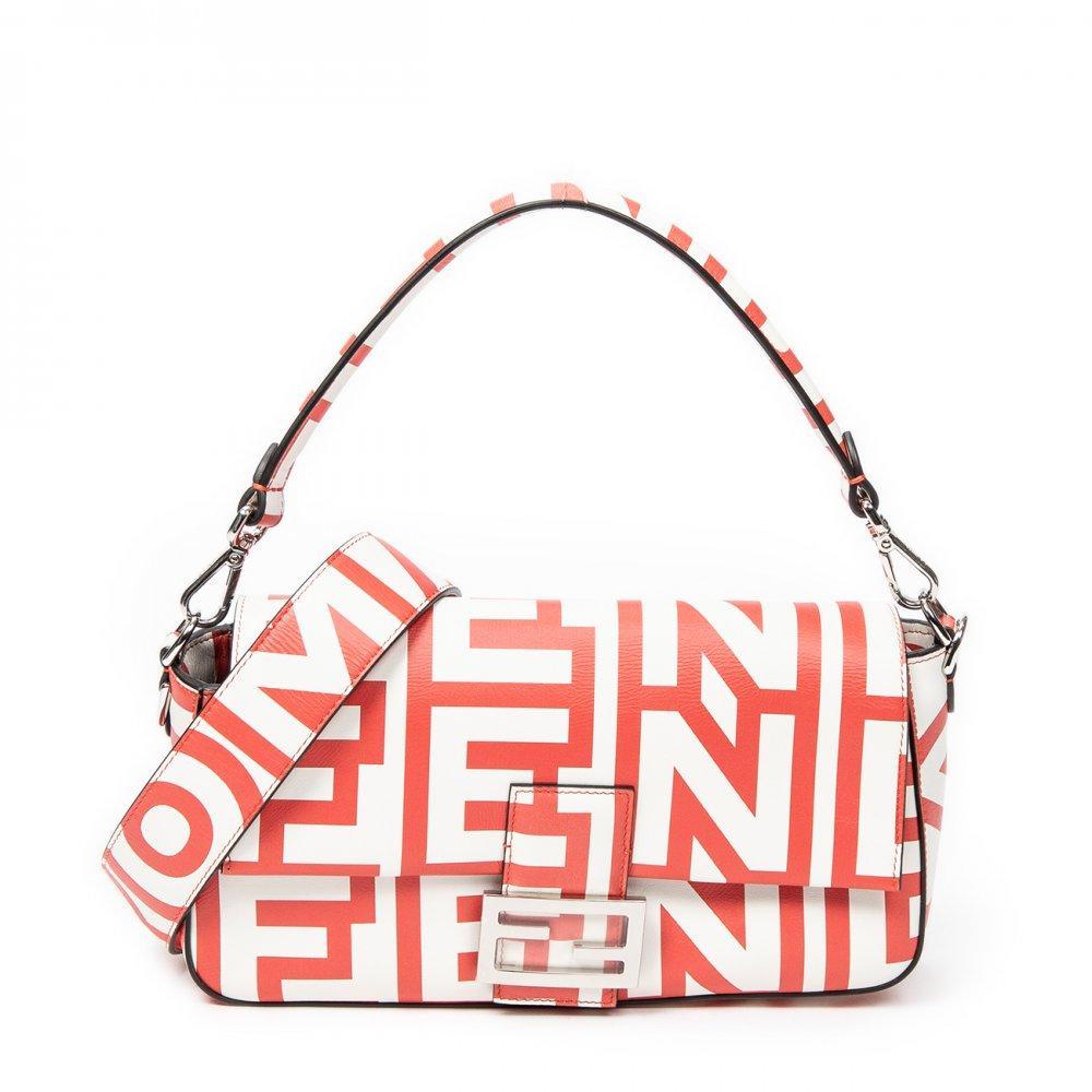Description

FENDI.
Baguette bag, Ltd. Ed. Marc Jacobs.
In leather printed with the brand’s name in red and white. Features classic rectangular baguette design, front flap and metal clasp with silver-tone FF logo. Top shoulder strap. Interior zippered pocket.
Includes handle and dust bag.
With interior numbering.
In excellent condition, light signs of use.
Measurements: 26 x 14 x 3,5 cm.
The Baguette Bag is one of the most emblematic models of FENDI, created in 1997 by Silvia Venturini Fendi and popularized worldwide for its appearance in the series Sex and the City. With its compact silhouette, designed to be worn under the arm like a French "baguette", it became an instant fashion icon.

This limited edition under the direction of Marc Jacobs, a designer renowned for his ability to fuse irreverence with elegance, brings a bold and unique reinterpretation of the classic Baguette.

Includes handle and dust bag. With interior numbering. In excellent condition, light signs of use.
