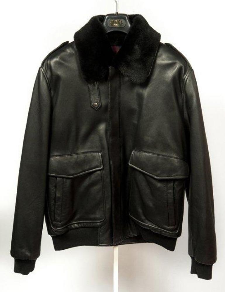 JEKEL

Blouson "Pilote" zippé Homme en cuir Agneau napa noir, pattes d’épaule, poches à rabats, fermetures sur pression, col en Mouton amovible, doublé de lainage à carreaux. T. 52.