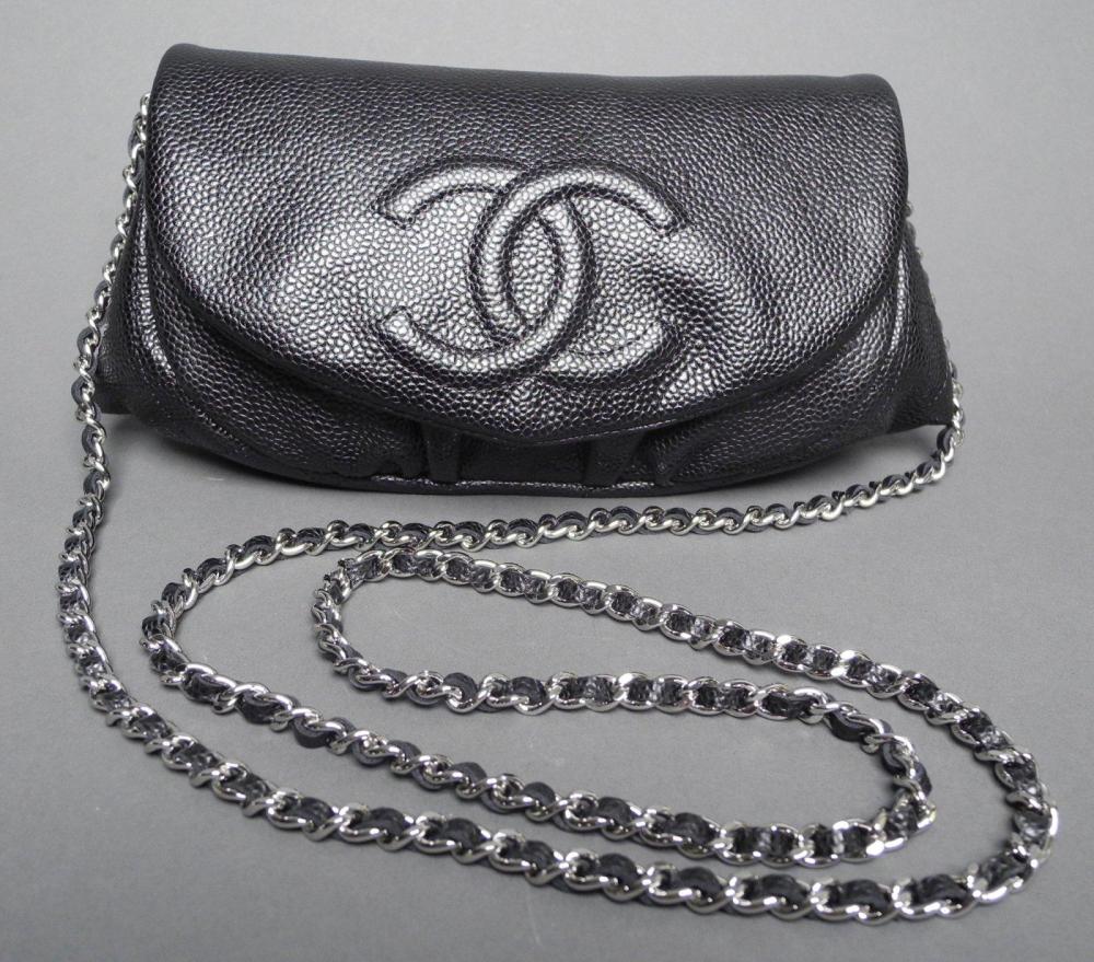 CHANEL

Pochette en cuir noir Rabat siglé au double C Anse chaîne en métal argenté entrelacé d’un lien en cuir noir Intérieur en toile noire L: 24 cm ETAT NEUF Avec sa carte d’authenticité (N° 15671498) Avec son dustbag et dans sa boîte d’origine
