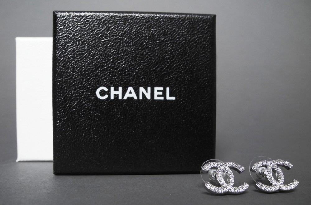 CHANEL

Paire de boucles d’oreilles siglée au double C rehaussée de strass ETAT NEUF Dans sa pochette et sa boîte d’origine