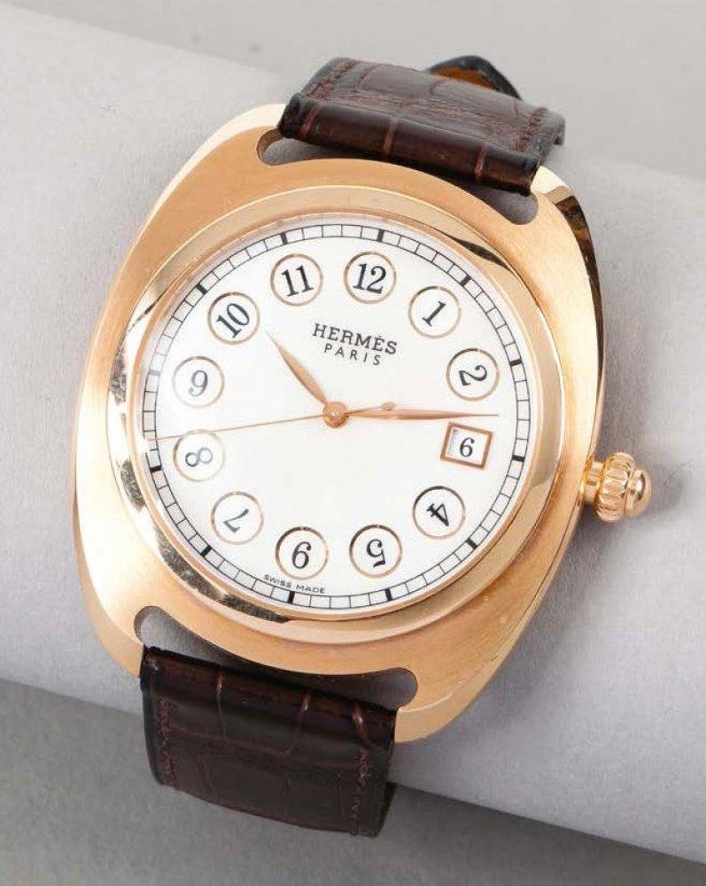 HERMES Paris Swiss made

N°DR1.770/1999327 année 2003 Anniversaire des 75 ans de la montre Hermès, édition limitée. Exceptionnelle montre "Dressage" en or rose brossé, cadran en nacre, chiffres arabes, dateur à trois heure, trotteuse, boîtier au dos squelette, mouvement automatique Vaucher, bracelet réglable en crocodile marron sur boucle déployante en or rose. Longueur: 18cm.
