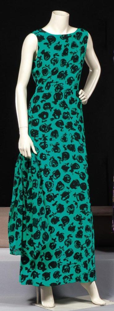 ADY couture, d’apès Yves SAINT LAURENT

Patron original, N°36641, circa 1975 Robe longue en crêpe imprimé à motifs abstraits noirs sur fond vert, encolure bateau sur décolleté en pointe au dos, jupe droite agrémentée d’un important volant également au dos, sans manches, taille soulignée d’une ceinture ruban, châle à l’identique. Nous y joignos la griffe blanche, graphisme noir sur photocopie du croquis (intérieur non fini)
