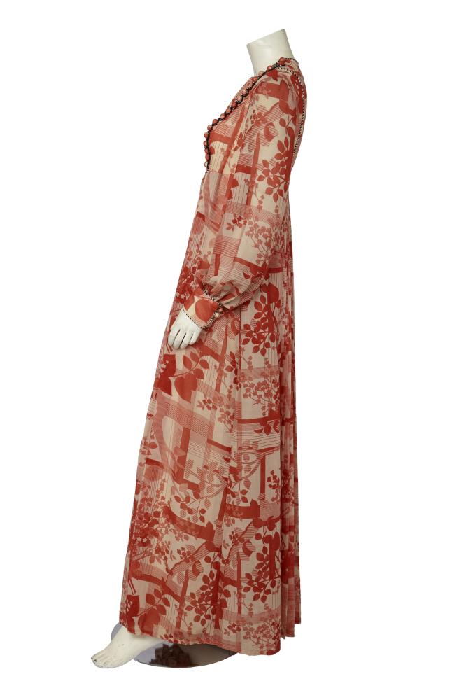 A Jean Varon by John Bates printed muslin maxi dress, mid 1970s

A Jean Varon by John Bates printed muslin maxi dress, mid 1970s

labelled, printed overall with foliate branches against a trellis, the yoke and cuffs edged in black and white striped satin piping, with self-covered buttons and loops to bodice, full, pleated skirt, bust approx 86cm 34in, waist 66cm 26in

Share this lot:
