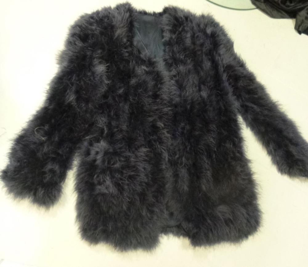 Veste du soir en plumes de Marabout, vers...

Veste du soir en plumes de Marabout, vers 1938. Plumes teintées violet foncé, doublure satin bleu nuit (bel état)