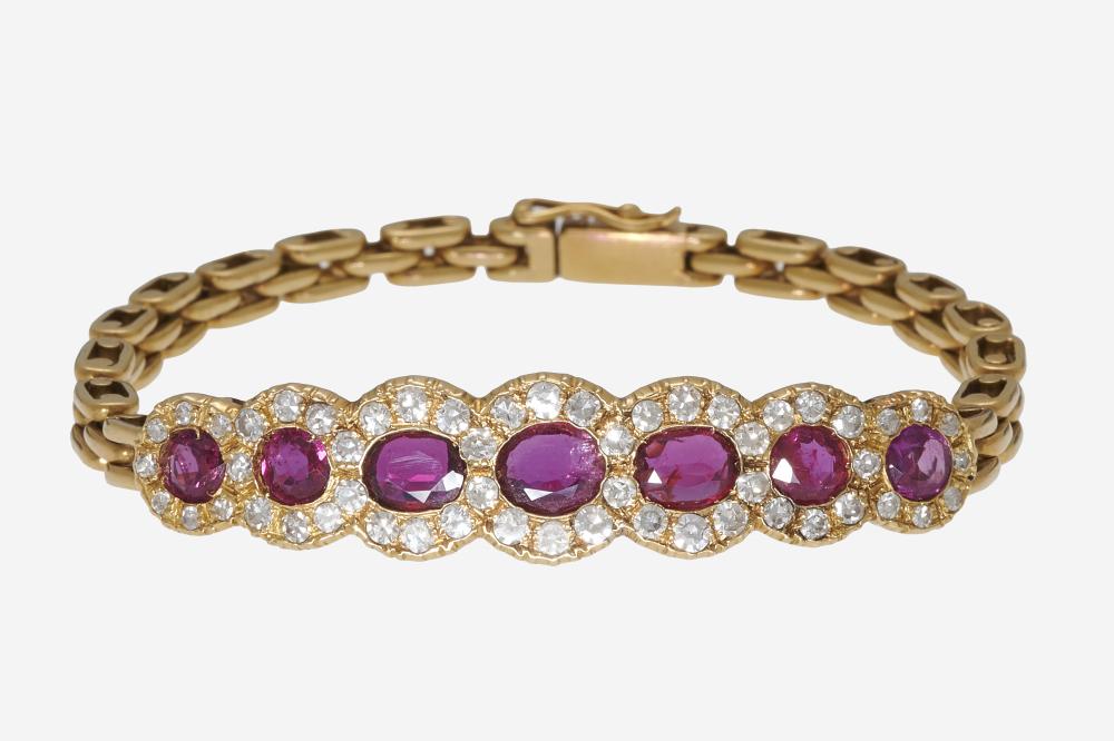 Bracelet

Bracelet

En or jaune 18k, le motif central orné d’une chute de sept rubis ronds ou ovales en serti clos, soulignés de diamants taillés en 8/8, la maille articulée

Long. : env. 17.5 cm, Poids brut : 24.24 g

A ruby, diamond and 18k yellow gold bracelet

RAPPORT DE CONDITION :

Bon état, patine et rayures d’usage

CONDITION REPORT :

Good condition, usual wear and scratches