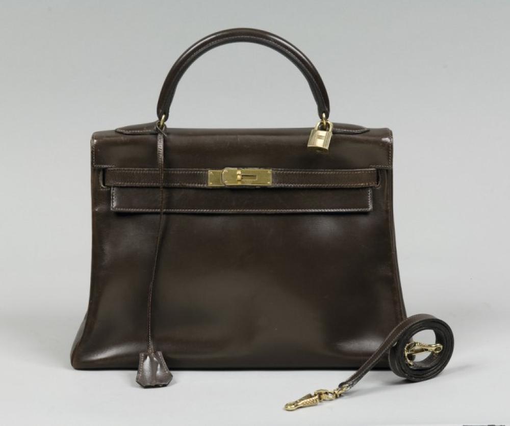 HERMES Paris

*Sac « Kelly « 32 cm en cuir marron, fermoir plaqué or, poignée, clefs, cadenas , anse bandoulière .Bon état