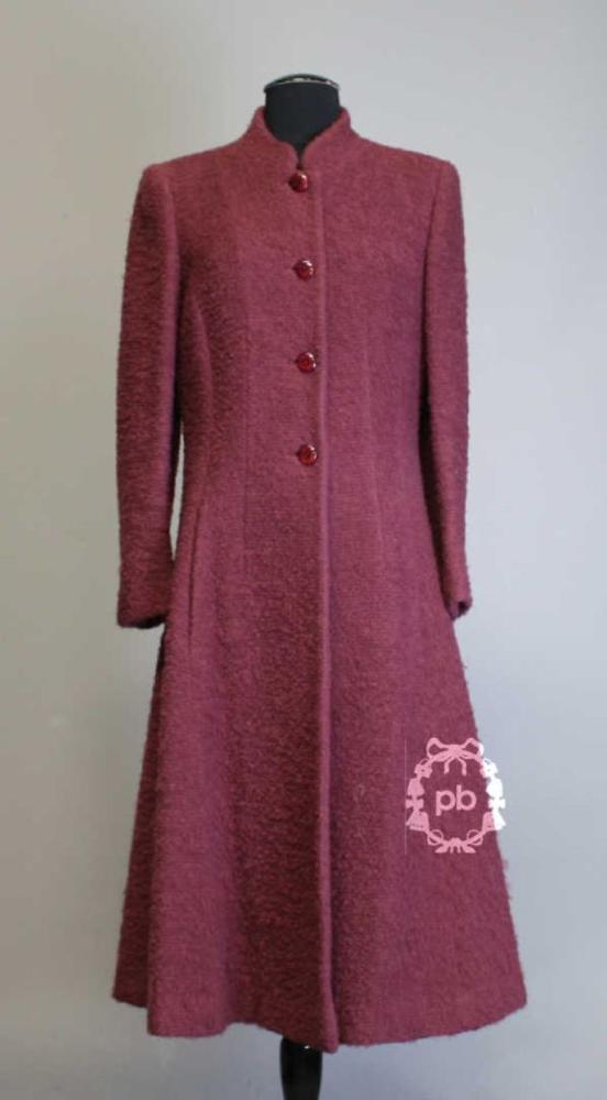 Louis FERAUD, circa 1975/78 MANTEAU juponné...

Louis FERAUD, circa 1975/78
 MANTEAU juponné en lainage bouclettes cassis, petit col droit sur simple boutonnage, deux poches dans les coutures (env TS)