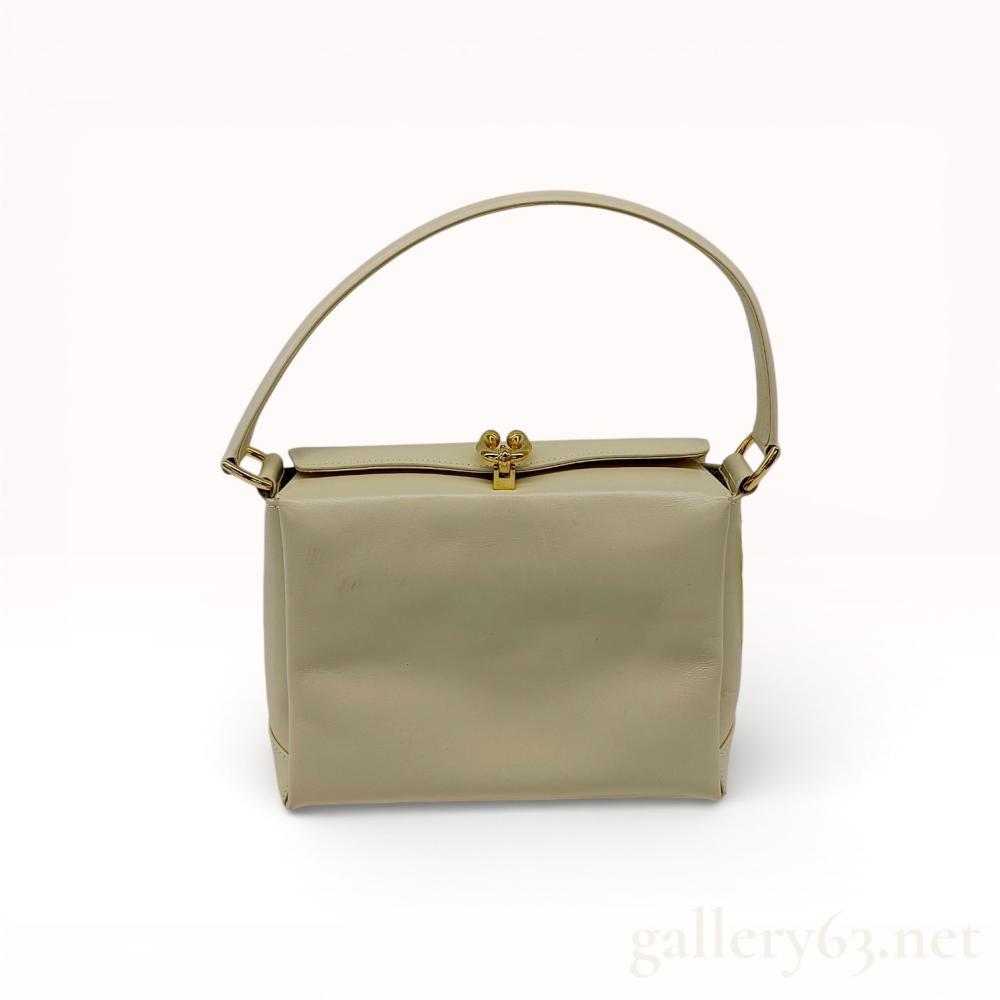 Description
Authentic Gucci handbag crafted in smooth leather in a light neutral tone. Structured silhouette featuring a single curved top handle and a gold-tone clasp closure at the opening. Compact body with a clean exterior and minimal hardware. Interior lined in fabric with Gucci label present. Design consistent with vintage and early-2000s Gucci handbag styles.