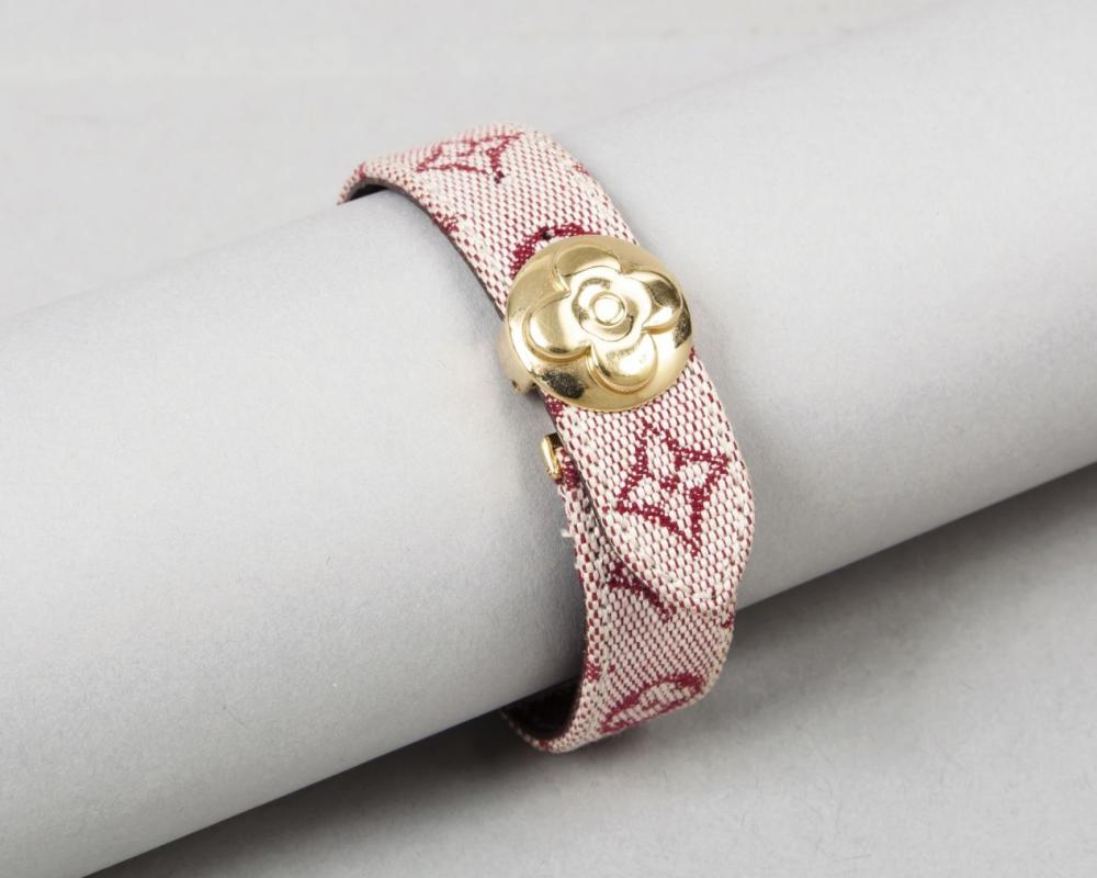 Louis VUITTON

Bracelet en toile siglée monogram rouge, fermoir pression en métal doré figurant un sigle. Bon état. Longueur : 17cm.
