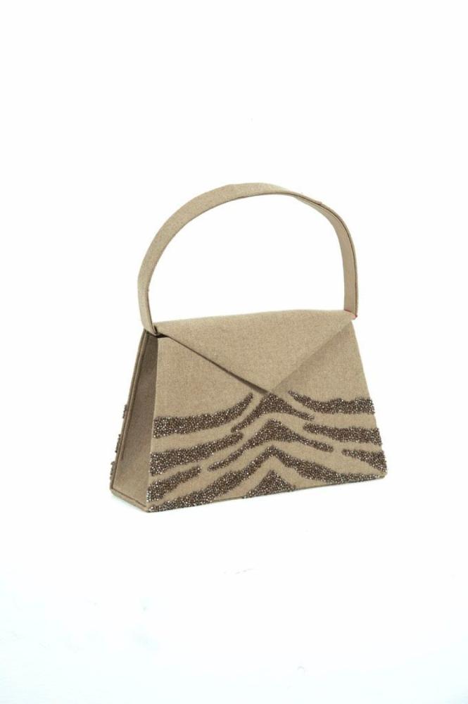 Nina GIL

Sac en jersey beige et broderie de perles d’inspiration tigre, fermeture sur rabat aimanté, anse rigide. taches