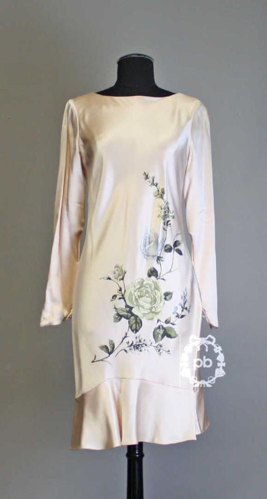 Christian DIOR Boutique par John Galliano...

Christian DIOR Boutique par John Galliano (1996-2001)
 ROBE en satin de soie mélangée rose dragée imprimée d’un motif floral japonisant, encolure bateau sur petite fente s’attachant à l’aide de boutons ’fleurs’ nacrés à la nuque, rappel au bas des manches