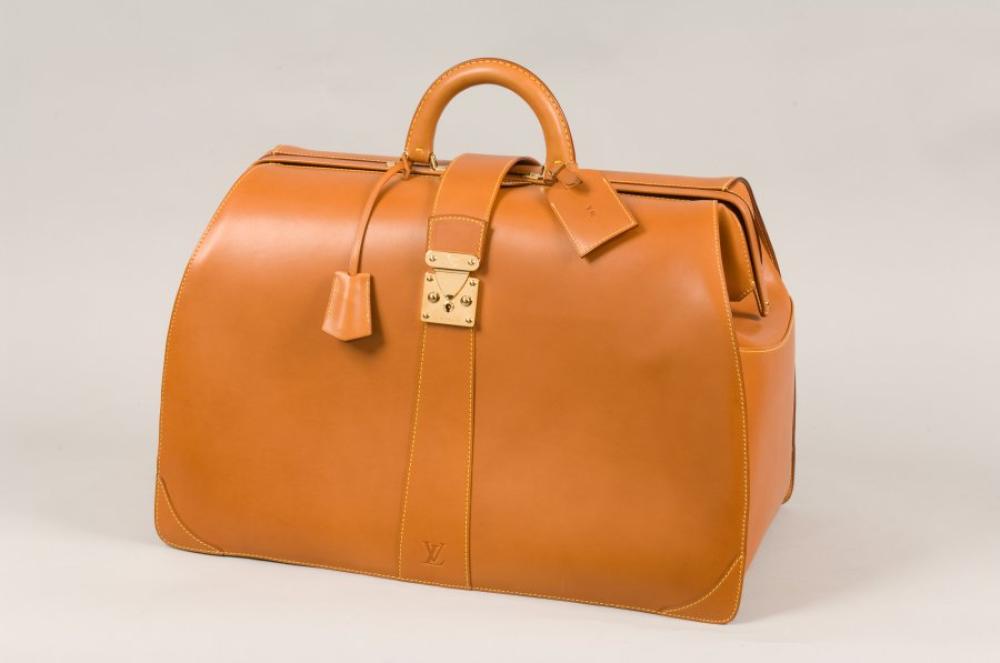 Louis VUITTON

Sac de voyage en cuir naturel à surpiqures sellier jaune, fermeture serrure avec clef en laiton doré, poignée, excellent état