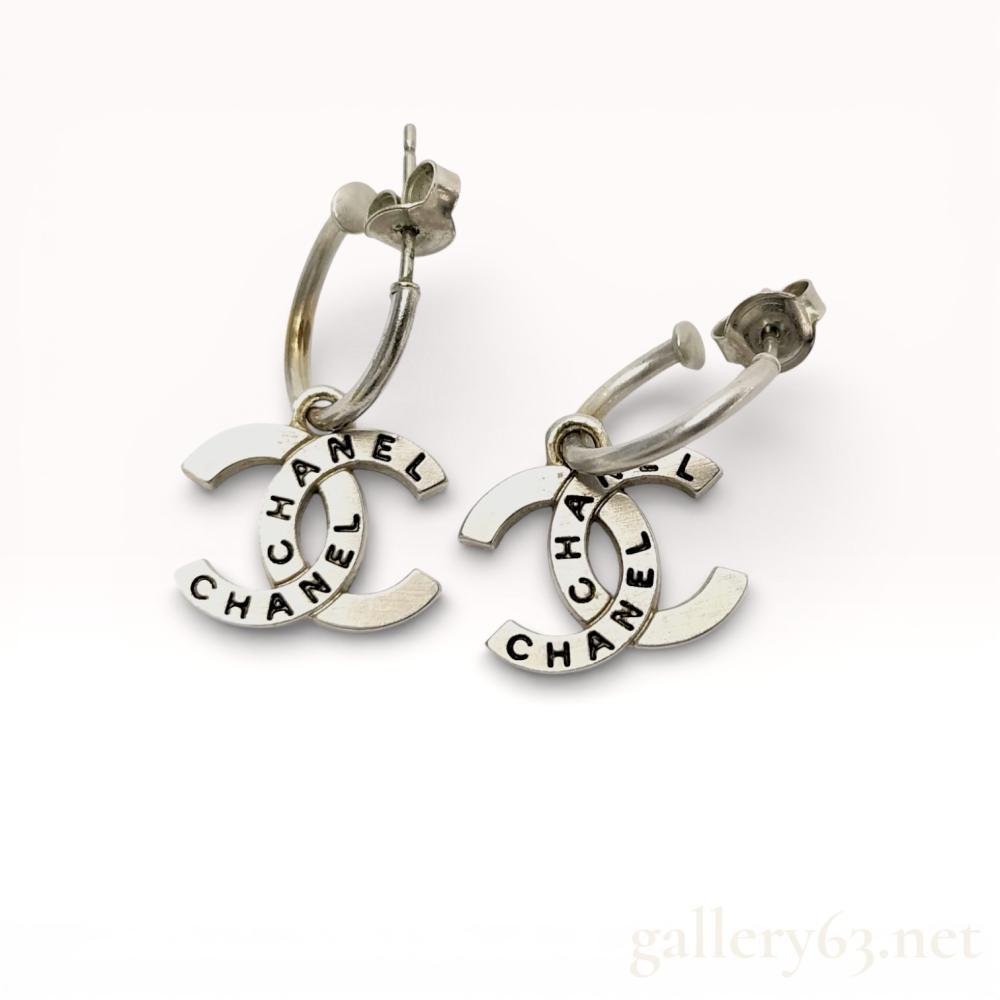 Description
Authentic Chanel silver-tone earrings featuring interlocking CC Coco Mark motifs. Each earring having cutout lettering spelling âCHANELâ integrated into the logo design. Hinged clip-back closures fitted with removable posts, allowing wear as clip or post earrings. Metal surfaces finished in a polished silver tone.