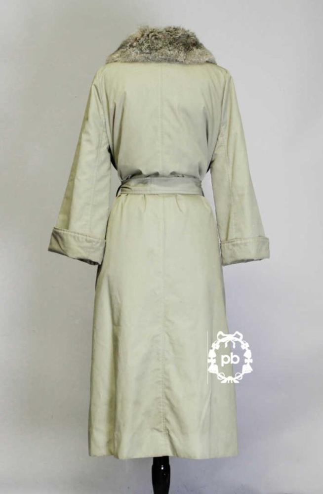 REVILLON PELISSE imperméable en toile de...

REVILLON
 PELISSE imperméable en toile de coton mélangé mastic doublé d’opossum, col rabattu s’attachant par un bouton, poignets à revers, deux poches verticales, taille agrémentée d’une ceinture-lien (TS/M)