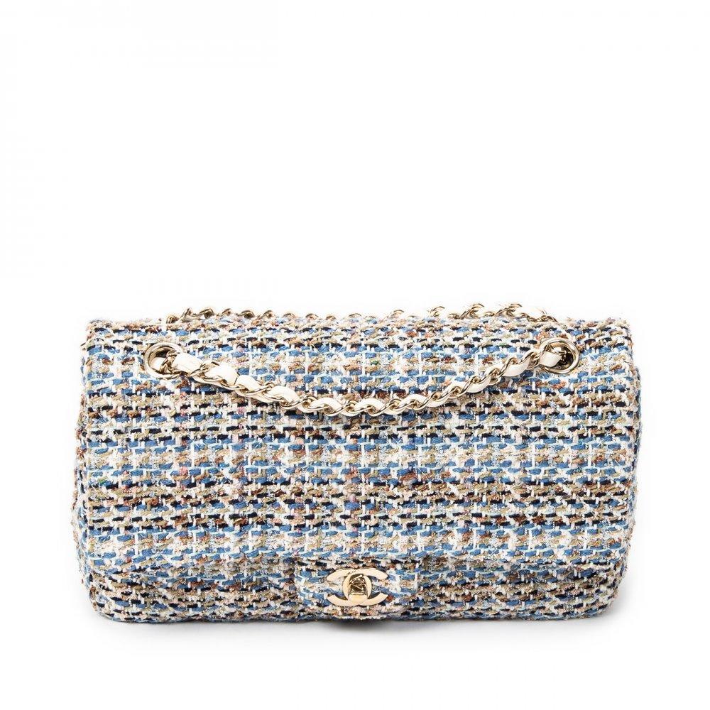 Description

CHANEL
Classic Double Flap 26 bag.
Made in quilted tweed canvas in blue and white tones. Structured design with double flap, metallic turn-lock closure with interlaced CC logo in gold finish. Long metal chain handle intertwined with tone-on-tone leather, suitable for carrying over the shoulder or crossbody.
Includes sticker.
With interior numbering.
In excellent condition, light signs of use.
Measurements: 25,5 x 16 x 7,5 cm.
The Classic Double Flap is one of the undisputed icons of CHANEL, a symbol of timeless elegance and craftsmanship excellence. This modern reinterpretation of the 2.55 model, with the CC Turn Lock clasp introduced by Karl Lagerfeld, combines tradition and contemporary style.
Since its founding by Gabrielle "Coco" Chanel, the Parisian maison has marked the history of fashion with iconic creations that transcend time and define modern luxury.

With interior numbering. In excellent condition, slight signs of use.