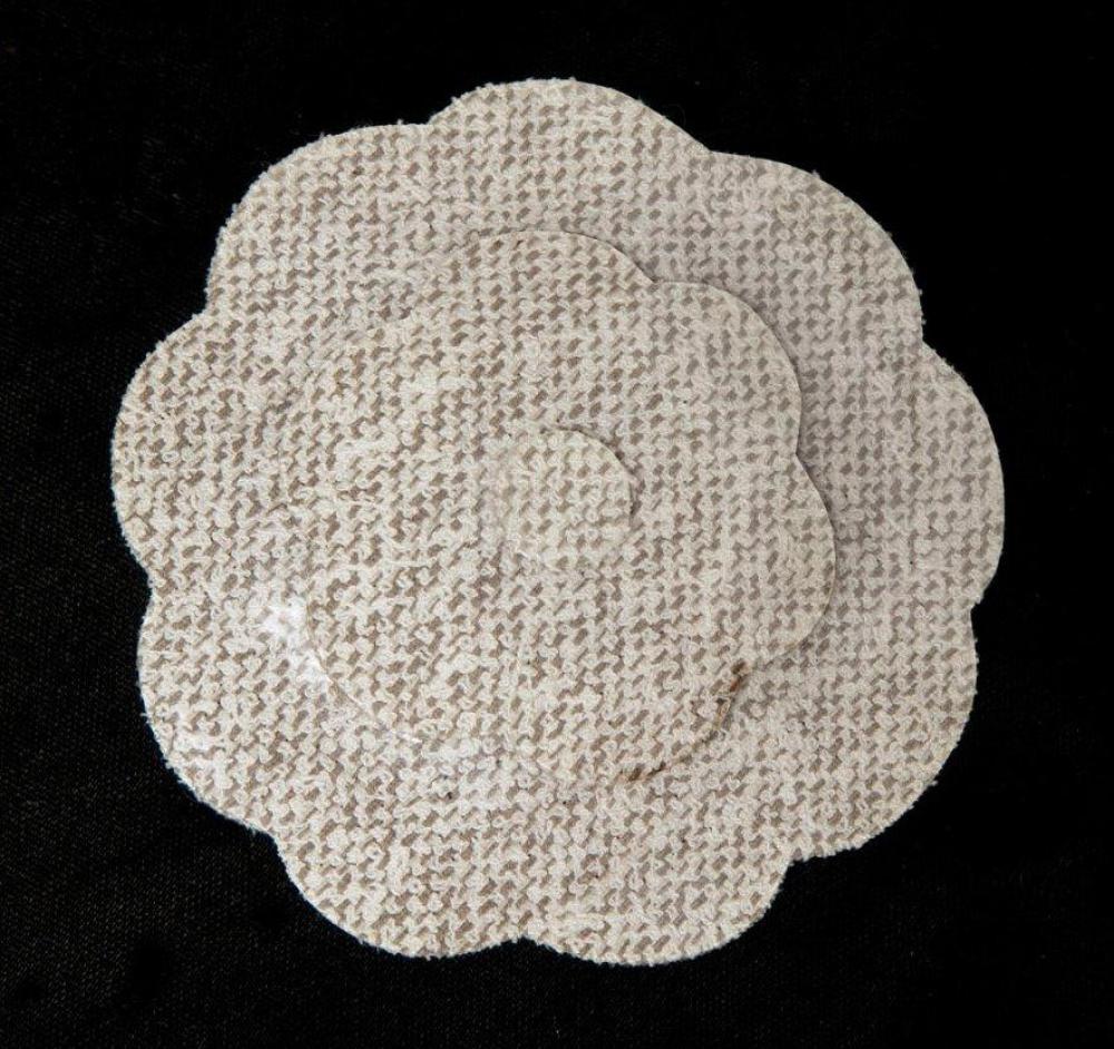 CHANEL

Broche camélia en lainage plastifié à dominante grise. Signée