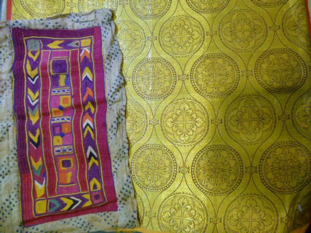 Document de brocart néo-gothique en drap...

Document de brocart néo-gothique en drap d’or pour ornements liturgiques, Truchot à Lyon début XXème siècle. On joint: un document de broderiedécorative Indienne (Mochi), bordé de coton teint en Bandhani. 20 x 45 cm