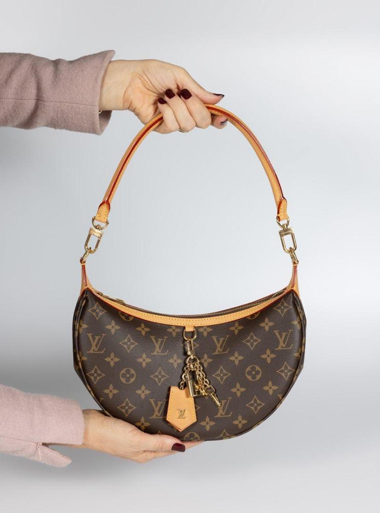 Description

LOUIS VUITTON.
Looping Monogram bag.
In monogram canvas with brown leather details. Gold-tone metal hardware. Zipper closure and fabric lined interior.
Measurements: 29 x 19 x 7 cm.

The Looping bag is conceived as a versatile design for day and night, inspired by the aesthetics of the nineties and in dialogue with the recent tradition of the firm. The model establishes a direct relationship with the iconic Loop bag presented in the Cruise 2022 Collection, reinterpreting its formal codes from a contemporary perspective. Made in the iconic Monogram canvas, the design maintains one of the most recognizable elements of the Louis Vuitton language, reinforced by the incorporation of gold-finish metal parts.