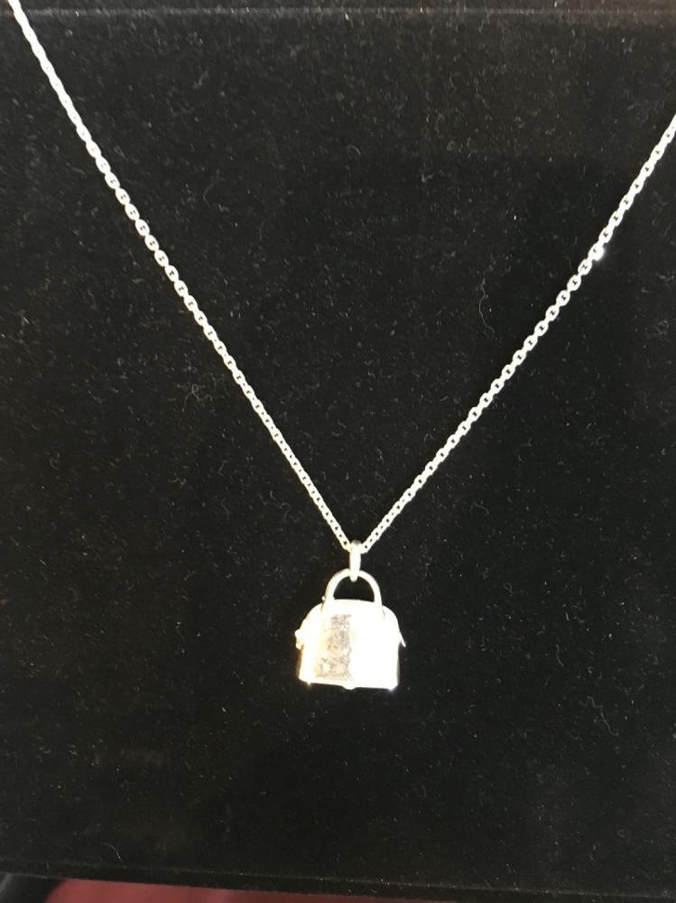 HERMES Paris made in France

Pendentif boîte à pillule "Bolide" en argent 925/1000, retenu par une chaîne en argent 925/1000. Pds total: 18,4 grs