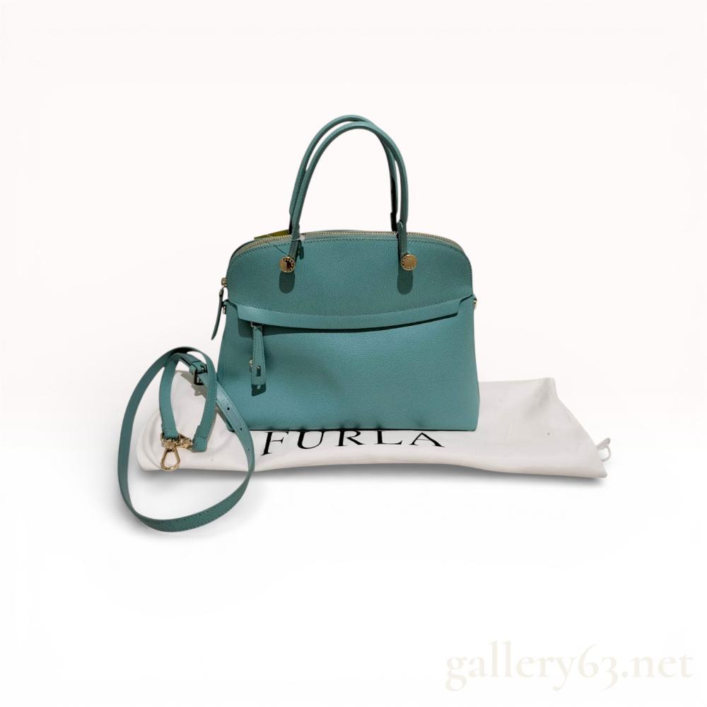 Description
Authentic Furla medium Piper dome satchel bag in light blue leather. Turquoise blue leather construction with 2 way shoulder and top handle. Matching blue canvas interior. Comes with dust jacket.