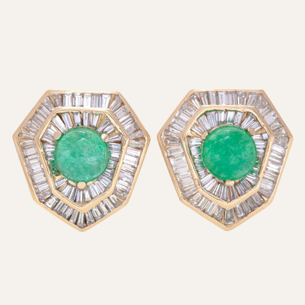 Description

Earrings in 18kt yellow gold, with two central Colombian emeralds of ca. 5 ct. each. Diamond border, baguette cut with a total weight of ca. 6 ct. With Catalan spade clasp.
Weight: 16.57 gr.
Measurements: 20 x 19.50 mm.