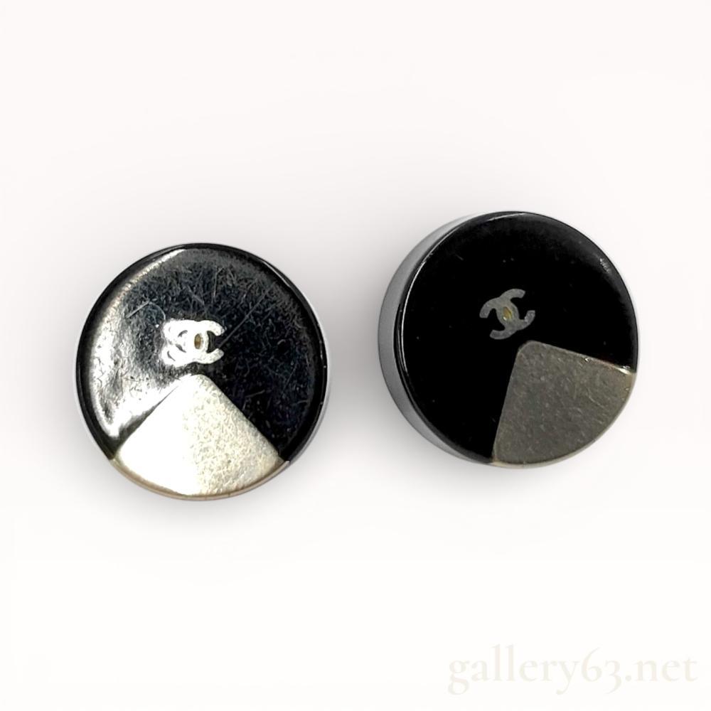 Description
Authentic Chanel stud earrings formed as circular discs with a glossy black surface. Each earring featuring a contrasting geometric metal accent set along the lower edge. One disc marked with the Chanel interlocking CC logo in contrasting tone. Earrings fitted with post backs and disc-style clutch fasteners. Design presenting a clean, graphic composition with balanced symmetry.