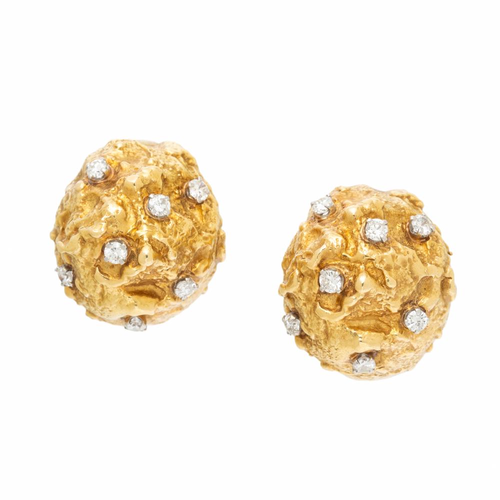 DAVID WEBB, DIAMOND AND YELLOW GOLD ’NUGGET’ EARRINGS

DAVID WEBB, DIAMOND AND YELLOW GOLD ’NUGGET’ EARRINGS


In a textured domed design, set with round diamonds weighing approximately 1.10 carats total. Mounted in textured 18 karat yellow and white gold. 1 inch long.
Stamp: DAVID WEBB 18K WEBB.
Gross weight: 18.40 dwt.


This lot is located in Chicago.