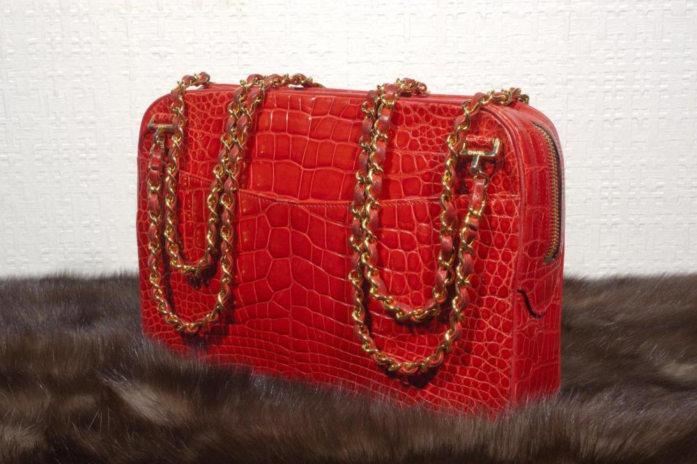 CHANEL

Magnifique sac en crocodile rouge, fermeture éclair, deux poches extérieures, double anse chaine en métal doré entelacée de cuir