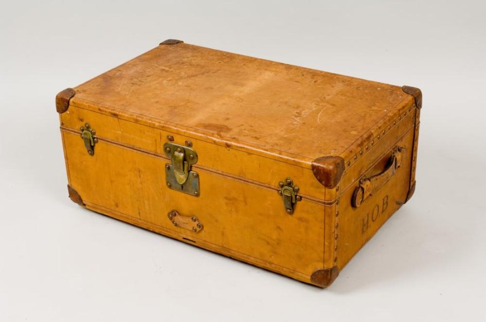 Louis VUITTON

rue Scribe n°169569 Malle cabine en cuir naturel chiffrée H.O.B, coins poignées patinés à l’identique, intérieur à un chassis compartimenté à un couvercle, fermeture en laiton doré Dimensions : 81 x 50 x 35 cm