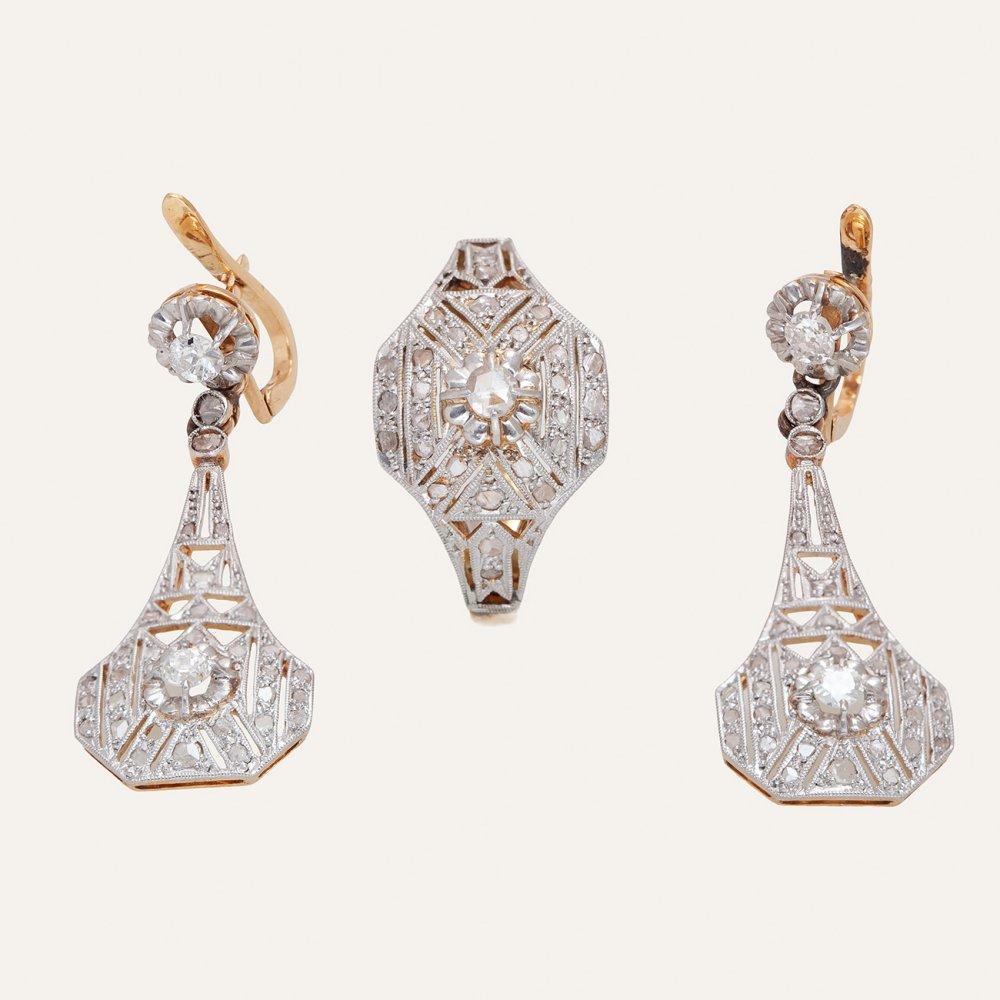 Description

Earrings and ring Art Deco style. In 18kt yellow gold, with views in 18kt white gold.
With diamonds, transition cut, 0.65 ct. Catalan spade clasp.
Weight: 9.65 g.
Measurements: 38 x 14 mm (earrings), 19 mm (inner diameter).