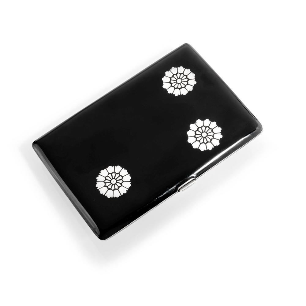 Description
STRAUSS, ALLARD & MEYER - ANNÉES 1925
ETUI A CIGARETTES LAQUE NOIR ET FLEURS JAPONISANTES
Il est de forme rectangulaire à coins arrondis en argent laqué noir et fleurs en argent sur les deux faces. Travail français, poinçon de maître de Strauss, Allard & Meyer et numéroté.
Poids brut : 162,33 gr.
Dimensions : 12,3 x 8,3 x 1,1 cm.


An Art Deco black lacquer and silver cigarette box, by Strauss, Allard & Meyer. French assay mark and SAM maker’s mark.
Gross weight : 162,33 gr.
Dimensions : 12,3 x 8,3 x 1,1 cm.