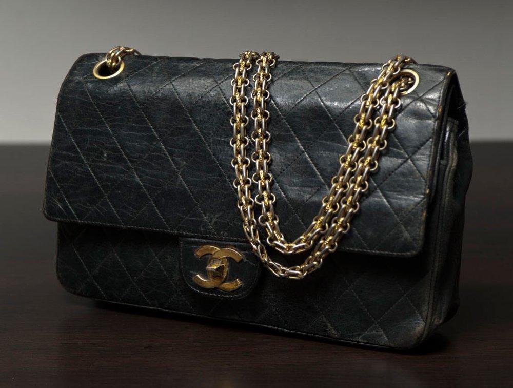 CHANEL

Sac "Mademoiselle" en cuir agneau noir, fermoir doré siglé sur rabat, double anse chaîne en métal doré (en l’état). Long: 25 cm