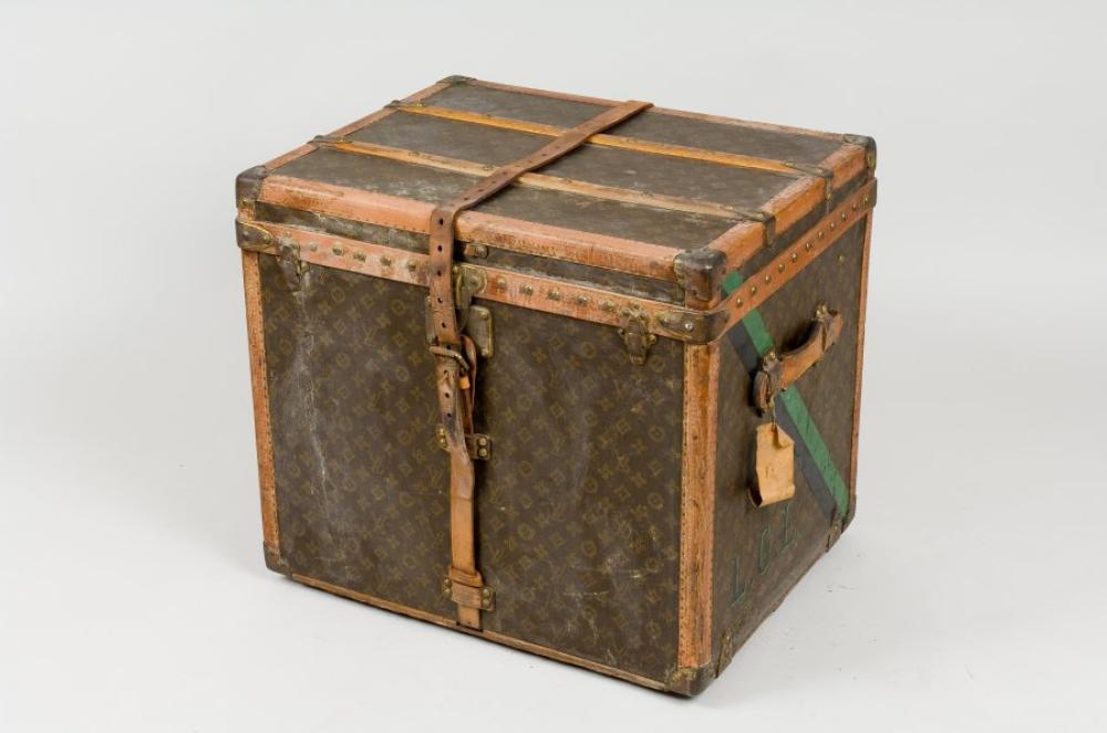 Louis VUITTON

Champs Elysées n°7891128 Malle à chapeaux en toile monogram chiffrée L.G.L, bandes d’écurie noir/vert, bordures lozinées, renforts hêtre, coins, fermetures en laiton doré, poignée  et sangle cuir, intérieur à deux châssis enrubannés. Dimensions : 61 x 47 x 53cm