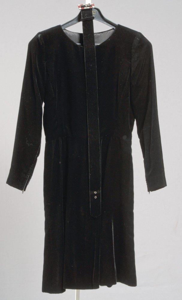 Yves SAINT LAURENT

Haute couture circa 1999/2000 Robe en velours noir, encolure ronde, buste près du corps, manches longues, jupe large travaillé en biais, taille soulignée d’une ceinture de soie noire. Griffe blanche, grphisme noir (tâches)