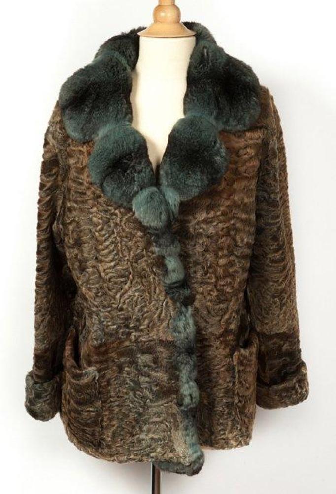 GRANDI

Veste en envers cuir gris et Astrakan Bukhara lustré ambré, col cranté, parementures en chinchilla lustré.