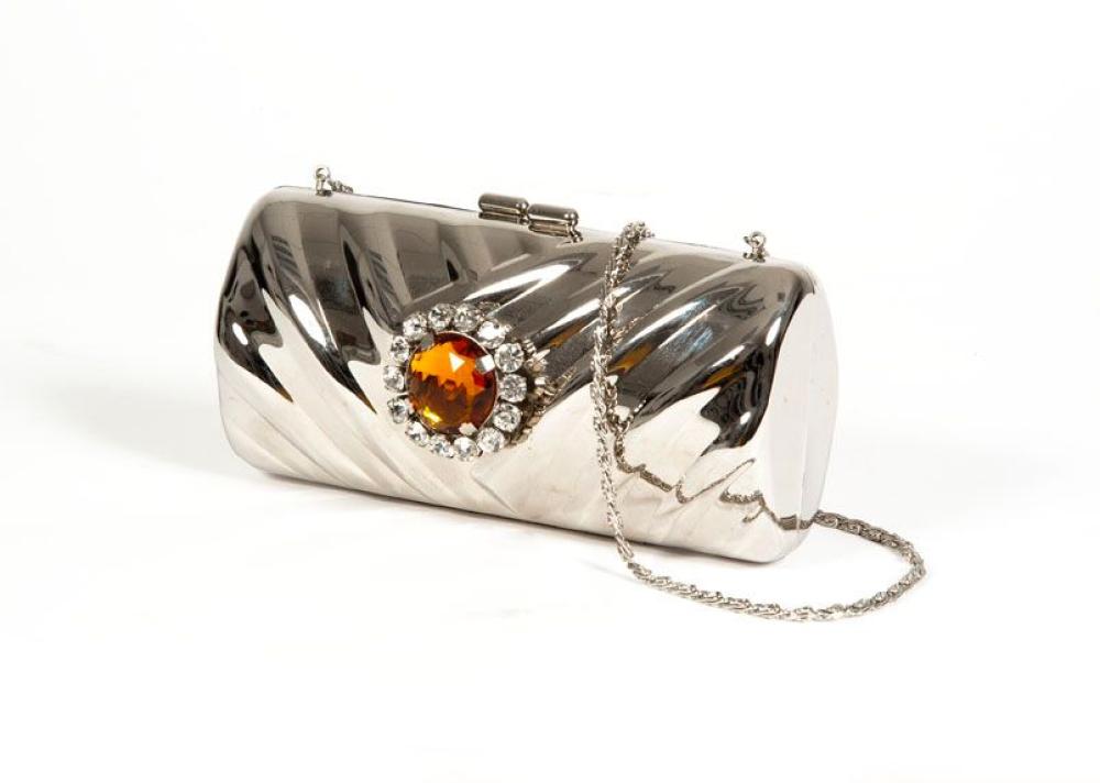 DOLCE GABANNA

Pochette rigide 19 cm en métal argenté mouvementé, fermeture clip, devant orné d’un cabochon en verre facetté à l’imitation ambre entouré de strasses façon brillant, hanse bandoullière chaine, bon état