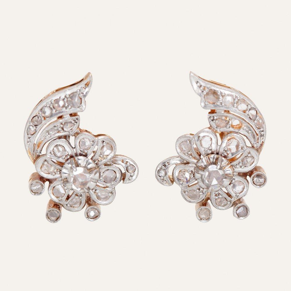 Description

Elizabethan style earrings and ring. In 18kt yellow gold, with views in 18kt white gold.
With diamonds, transition cut, 0.50 ct. Catalan spade clasp.
Weight: 5.81 g.
Measurements: 21 x 15 mm.