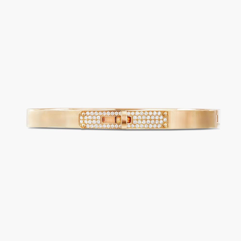 HERMÈS

The hinged bangle of brilliant-cut diamond set buckle design.
