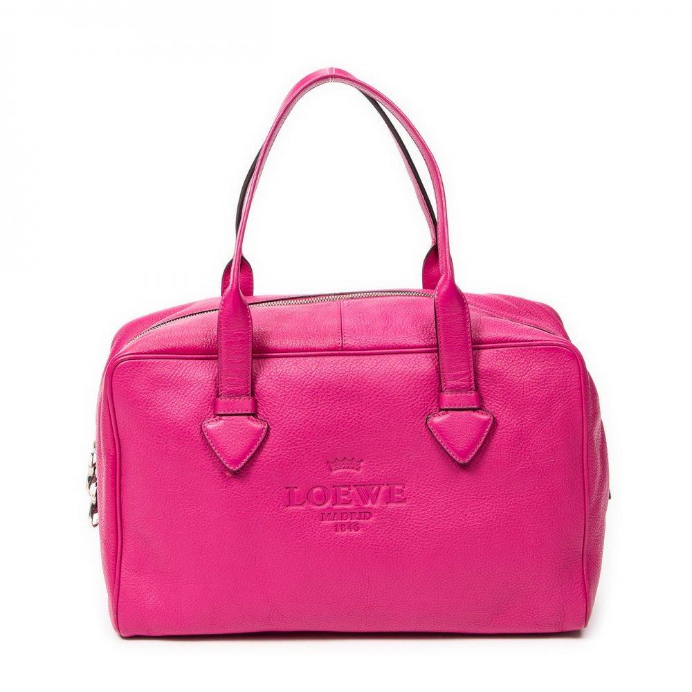 Description

LOEWE.
Boston Logo bag.
Fuchsia grained calfskin leather. With two short handles and signature emblem stamped on the body. Silver metallic appliqués, with four rivets at the bottom and zipper closure. Interior lined in fabric.
Includes dust bag.
In excellent condition, light signs of use.
With interior numbering.
Measurements: 34 x 21 x 14,5 cm.

Loewe is a Spanish brand that was founded in 1892 by Enrique Loewe Roessberg, a German in love with Spain who moved to Madrid to train as a craftsman in a leather workshop. Not much later, he opened his first store under the name of E. Loewe. Finally, in 1905, King Alfonso XIII granted the brand the title of official supplier to the royal household.

Includes dust bag. In excellent condition, light signs of use.
