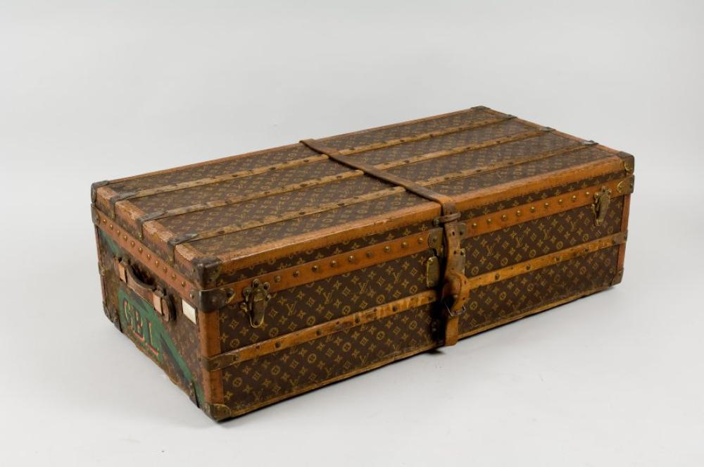 Louis VUITTON

Champs Elysées n°755013 Malle cabine en toile monogram au pochoir chiffrée G.B.L bandes d’écuries noir/vert, bordures lozinées, renforts hêtre, coins, fermetres en laiton doré, poignées, sangles cuir. Dimensions : 111 x 55 x 32.5cm