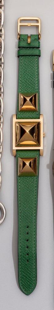 HERMES

Paris N°608843 Montre "Médor" plaqué or, cadran blanc, mouvement quartz, bracelet en cuir grené vert. Longueur: 17 cm.