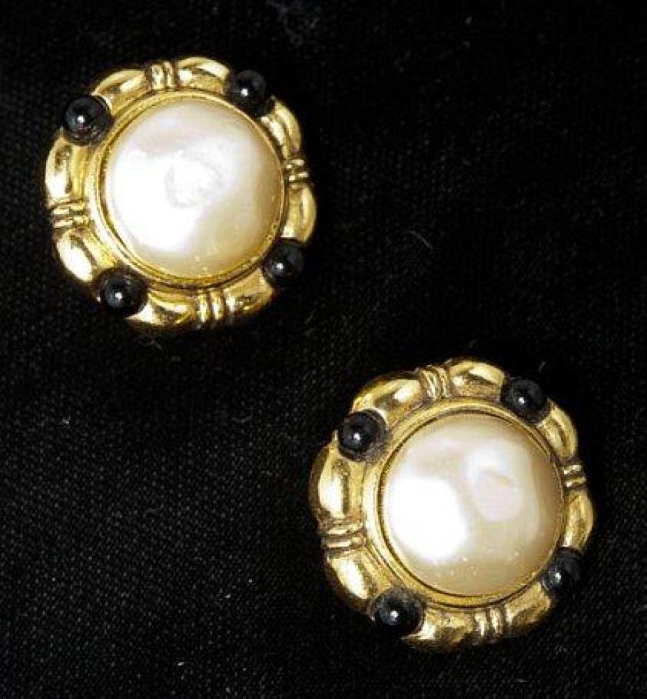 CHANEL

Paire de boucles d’oreilles en métal doré gravé orné d’une perle blanche et de perles à l’imitation saphir. Signée