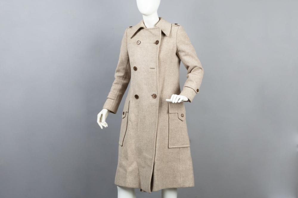 Ted LAPIDUS

Manteau en lainage chinée beige, petit col, double boutonnage à trois boutons, deux poches plaquées sous rabats, manches longues, fentes dos. Bon état (manque un bouton).
