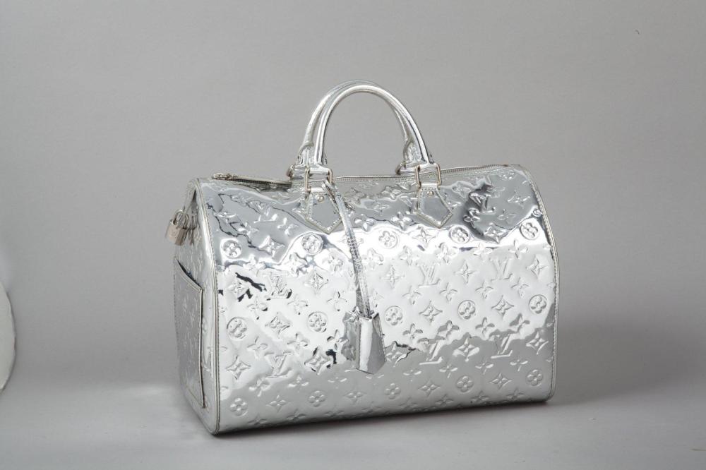 Louis VUITTON

Sac «Speedy» 37 cm en cuir vernis miroir, impression monogram, fermeture éclair, double poignée, clefs, cadenas. Très bon état