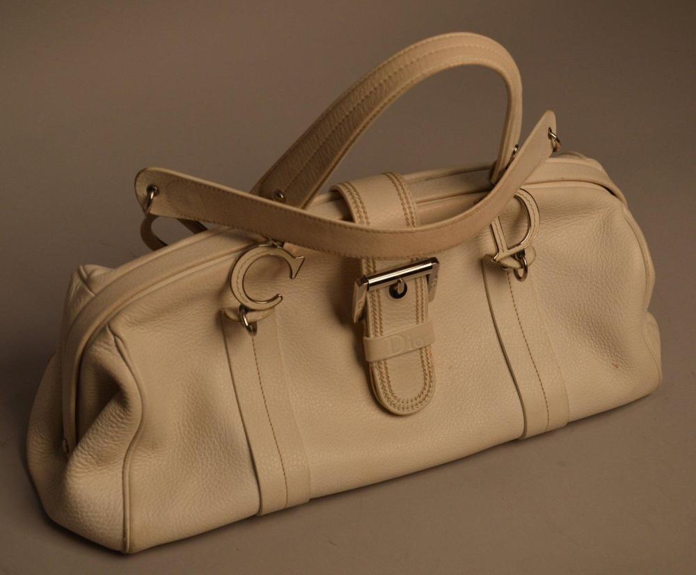Christian DIOR

Sac à main en cuir grainé blanc Dans son dustbag 18x38x20 cm (état d’usage)