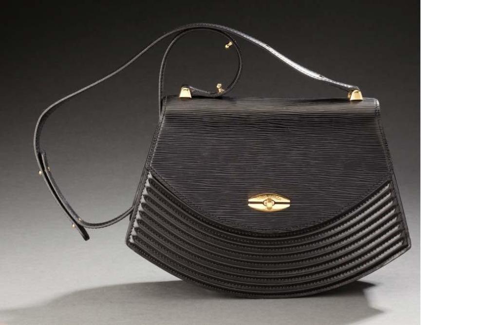 LOUIS VUITTON

"Sac Tilsit" en cuir épi noir kouril, surpiqure noire, anse ajustable, fermoir doré gravé du nom de la marque, poche interne plaqué 18,5 X 27 cm env. Très bon état