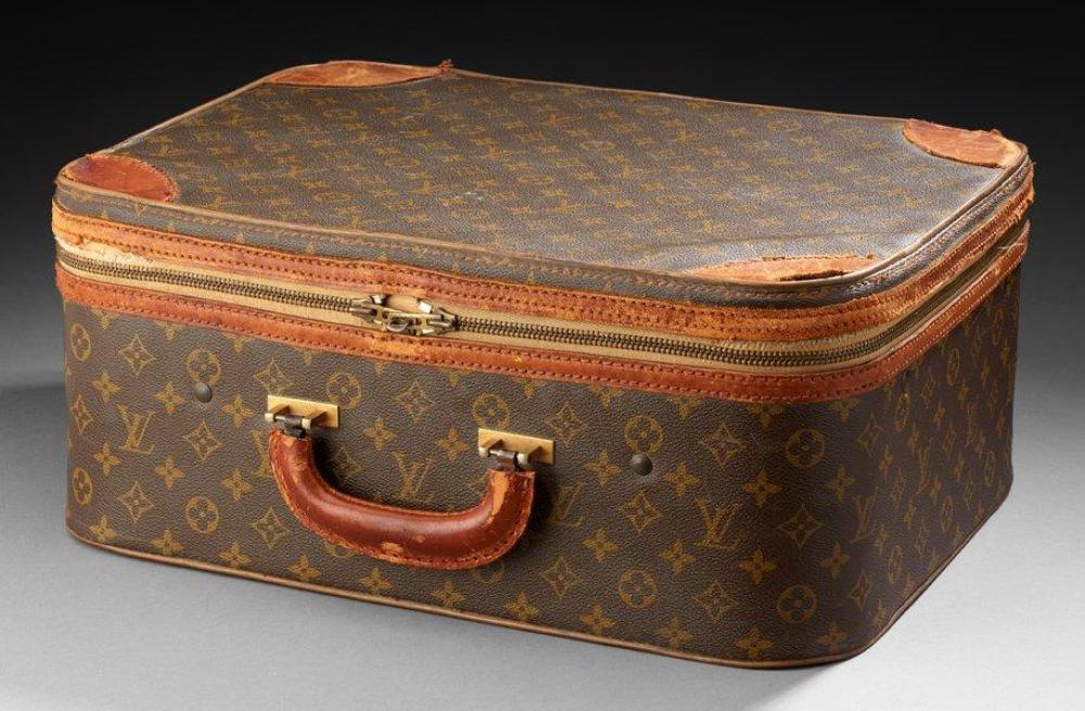 LOUIS VUITTON

Valise Modèle type stratos semi-souple. Usure, manque clé, cadenas. Restauration. Dim.: 19 x 45 x 34,5 cm